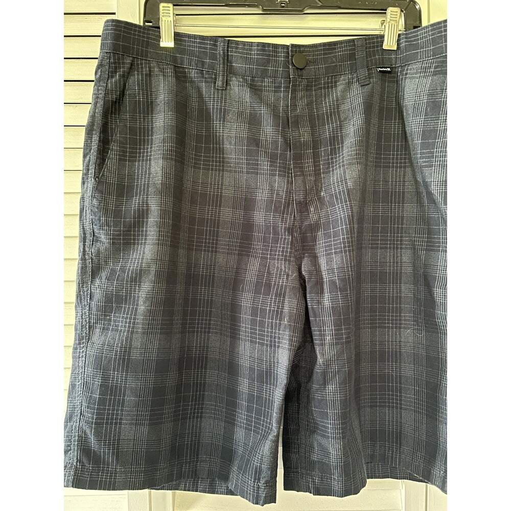 Hurley shorts Sz 34 Navy Blue . Front and back pockets, great quality.